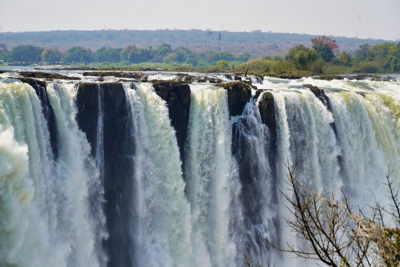 Cascades dans la brume forestière près de Victoria Falls, Zimbabwe